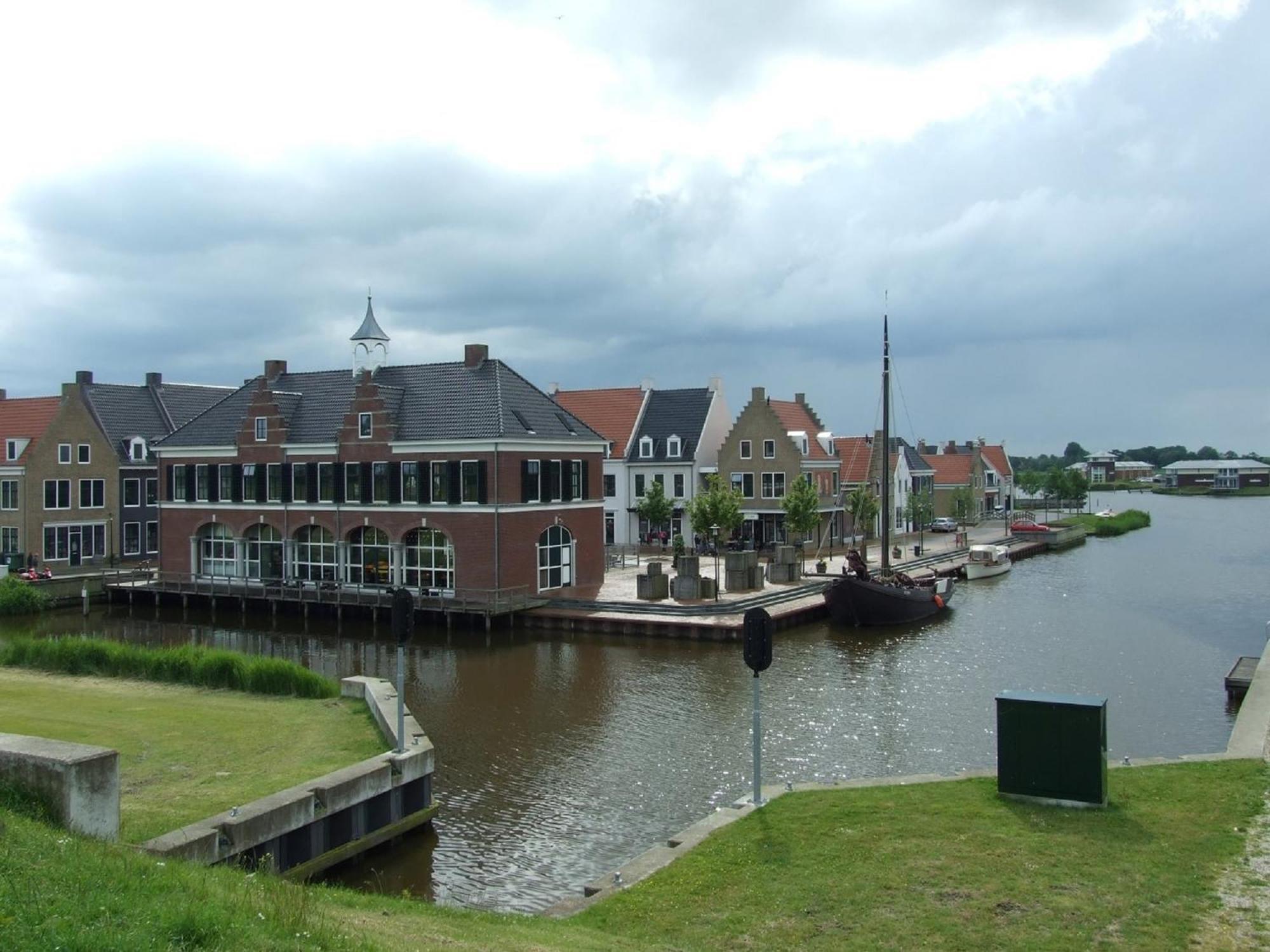 Grachthaus 6Pers House With A Private Terrace And Garden By The Lauwersmeer Villa Anjum Eksteriør bilde